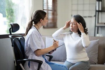 Obraz premium Female doctor explaining diagnosis to her old patient.