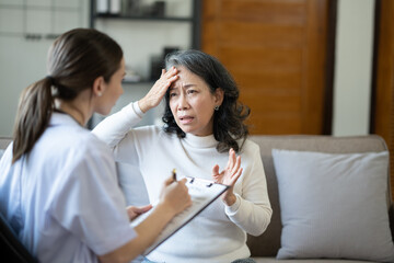 Obraz premium Female doctor explaining diagnosis to her old patient.