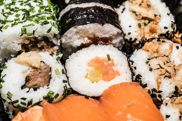 zestaw sushi z różnymi składnikami jako przekąska © Henryk Niestrój
