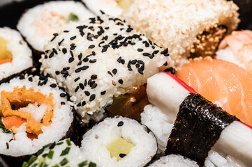 zestaw sushi z różnymi składnikami jako przekąska © Henryk Niestrój