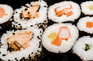 zestaw sushi z różnymi składnikami jako przekąska - obrazy, fototapety, plakaty