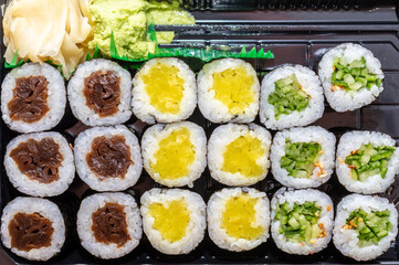 zestaw sushi z różnymi składnikami jako przekąska © Henryk Niestrój