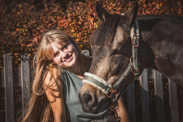Fototapeta premium Mädchen mit Pferd