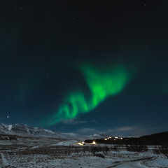 Polarlichter Aurora Borealis in Island &uuml;ber Holzh&uuml;tten im Winter
