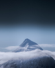 Fototapeta na wymiar Spitze eines Berges mit Sternen im Hintergrund im Winter