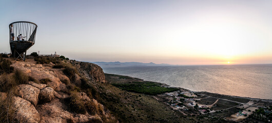 El amanecer visto desde lo alto del faro de Santa Pola en una foto panorámica