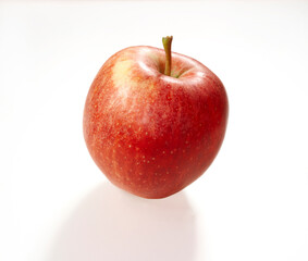 Roter Apfel als Freisteller vor weiss