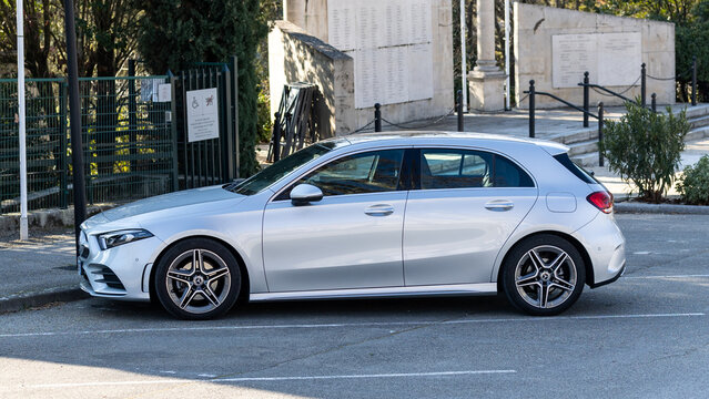 Vaison la Romaine - France - 29 janvier 2023 - Vue de c&ocirc;t&eacute; d'une voiture de marque Mercedes A180 gar&eacute;e sur un parking	
