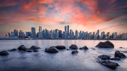 Obraz premium Vancouver BC, Canada: Stunning Vancouver City Skyline at Sunrise Sunset from Stanley Park Seawall, Nature and City in Harmony, Green City, Cityscape