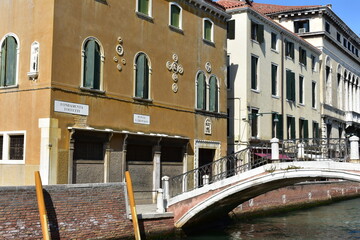 Fototapeta na wymiar venezia, bridge in coffee color