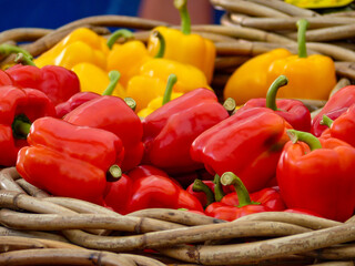rote und gelbe Paprika im Korb