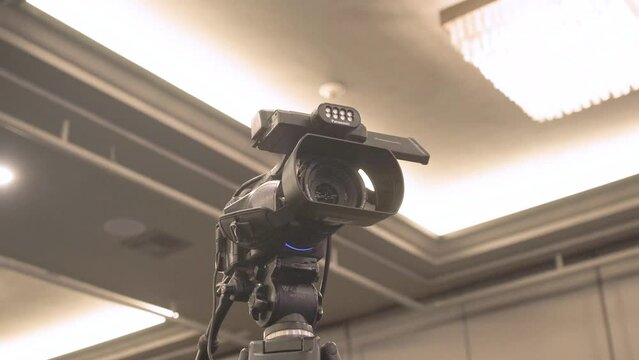 camara de filmaci&oacute;n de video en evento corporativo
