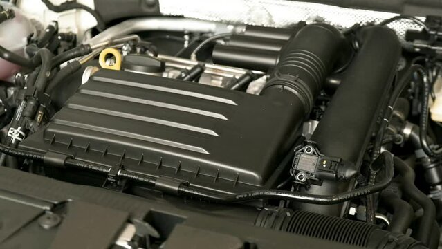 Motor de un automovil nuevo, capot abierto de un carro nuevo