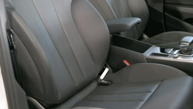 Cojineria delantera de un automovil nuevo, tapizado en cuero