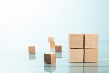 Konzept mit 4 Elementen, Holzklötze, mit Platz für Icons auf einer leicht spiegelnden Oberfläche.