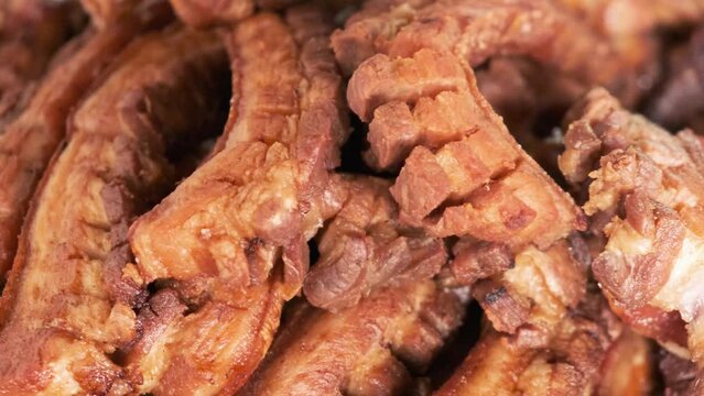 Bandeja de tocineta o chicharr&oacute;n frito en primer plano 