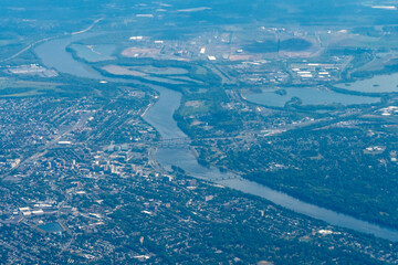 Naklejka premium Aerial view of the Raritan River as it flows through the New Jersey town of New Brunswick 