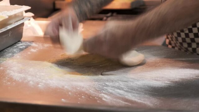 Manos del pizzero preparando la masa de la pizza 