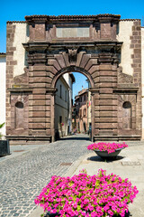 Obraz na płótnie Canvas Eingangstor in die Altstadt von Bolsena in der italienischen Provinz Viterbo