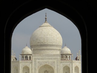 Fototapeta na wymiar Erster Blickkontakt mit dem Taj Mahal 