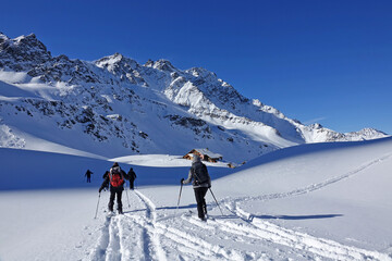 Fototapeta na wymiar Splendeur du Queyras en ski de randonnée nordique en janvier 2023 avec une neige exceptionnelle