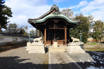 Fototapeta premium A Japanese temple in Kyoto : a scene of Bishamonten-do Subordinate Shrine in the precincts of Kennin-ji Temple in winter京都にある日本のお寺：冬の建仁寺境内の中にある摂社毘沙門天堂の一風景