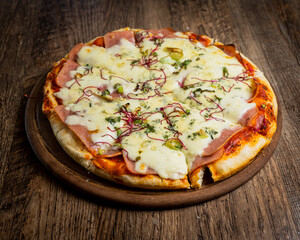 Pizza estilo Argentina con jamon y queso