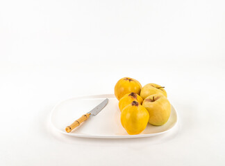Fototapeta na wymiar quince, apple, tangerine, mandarin, orange, apple, white, background, based, vegan, close up, food, concept, cutting, delicious, diet, fresh, healthy, idea, isolated, lunch, natural, organic, raw, rep