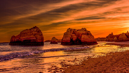 Fototapeta Klify w Portugalii na plażach w okolicach Portimao o zachodzie słońca obraz