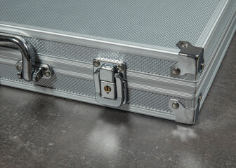 metalowa walizka z klamrą zabezpieczającą na klucz - obrazy, fototapety, plakaty