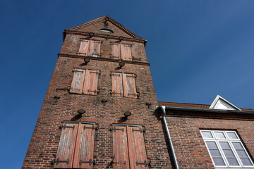 Fototapeta na wymiar Schöne Hausfassade mit Fenstern in Tönning.
