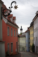 Landsberg am Lech, famous medieval village over the bavarian romantic road. Detail of the main alleys with colorful houses - 566398805