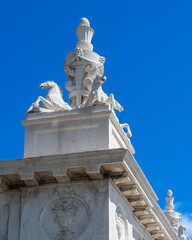 Obraz premium Fragment of a sculpture on the roof of a real medieval historic building against the blue sky in Venice. An authentic view of fine Italian architecture. Tourist travel through the cities of Europe