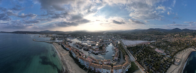 vue aérienne de Port Grimaud en fin de journée - Côte d'Azur France