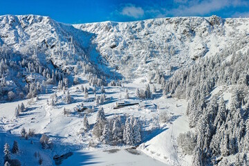 Chemin enneigé dans les Vosges entre le lac du Forlet (lac des Truites) et Gazon du Faing