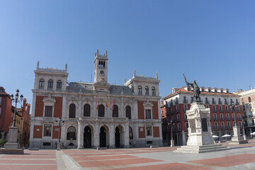 Obraz premium Large and spacious town hall in Valladolid's main square with blue sky, Castilla y León, Spain