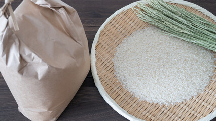 白米と稲穂と米袋