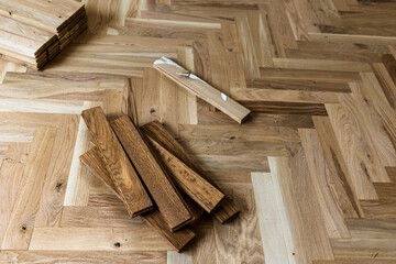Parquet installation in herringbone arrangement