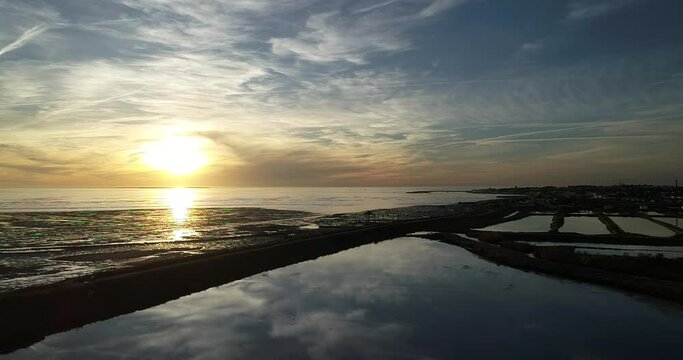 Vue a&eacute;rienne, coucher de soleil sur l'oc&eacute;an, mar&eacute;e basse - chatelaillon plage - charente maritime, France
