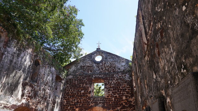 Les pierres tombales portugaises de Malacca sont des reliques importantes de la p&eacute;riode coloniale portugaise (1511-1641) qui t&eacute;moignent de la pr&eacute;sence de cette communaut&eacute; dans la ville. 