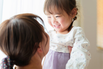 女の子と遊ぶお母さん