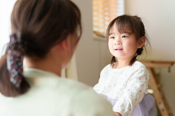 女の子と遊ぶお母さん