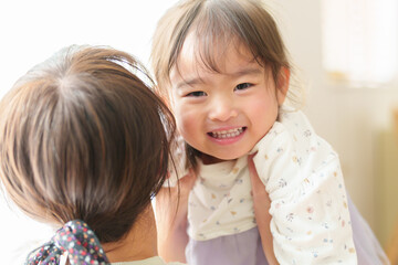 女の子と遊ぶお母さん