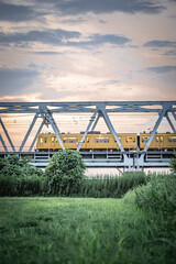 Obraz premium bridge over river in the city