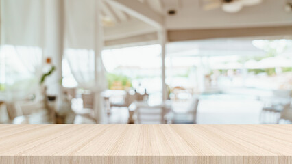Tabla de madera blanca en restaurante desenfocado. Cafetería desenfocado. Mesa de bar. Mesa de...