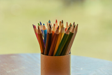 暖かな日の光が当たる色鉛筆