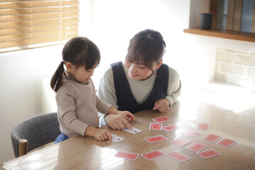 	トランプで遊ぶ親子