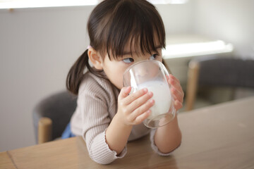 	牛乳を飲む女の子