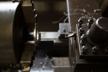 A place where the inner diameter is cut with a lathe
