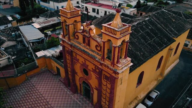 gran Iglesia hist&oacute;rica cat&oacute;lica tradicional amarilla en un pueblo m&aacute;gico de M&eacute;xico, antigua y una de las primeras iglesias construidas en el pueblo tradicional mexicano.